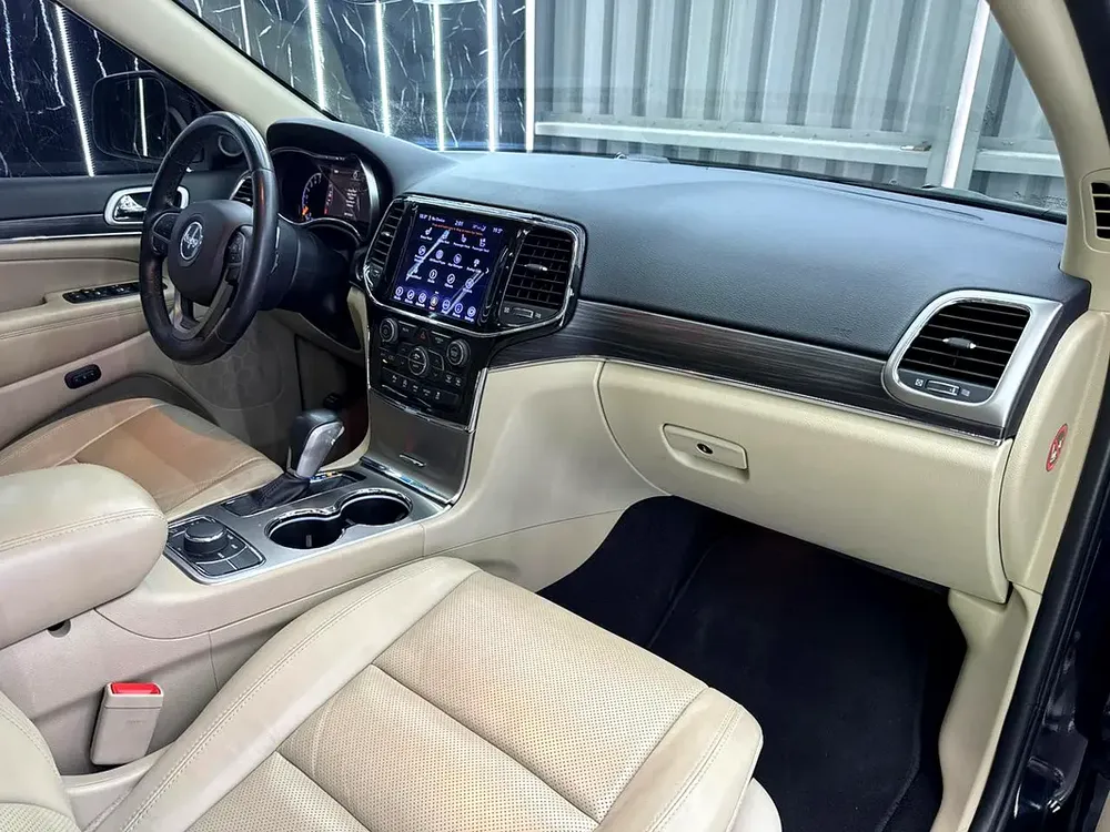 Jeep Grand Cherokee 4x4 Limited | GCC | Low Mileage - Image 9