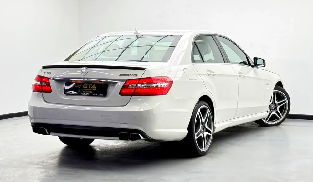 2011 Mercedes Benz E63 AMG, 3 Years Mercedes Service Pack, Full Mercedes Service History, GCC - Image 4