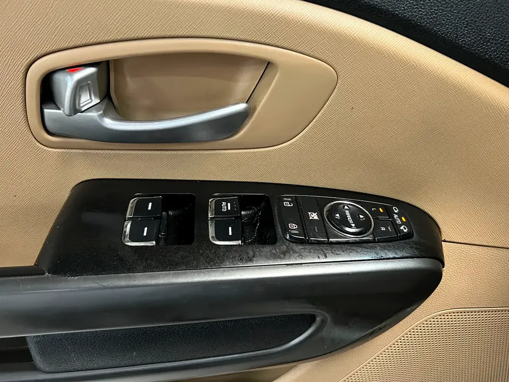 Kia Sedona LX 2016 - Korean Specs - Well Maintained - Image 13