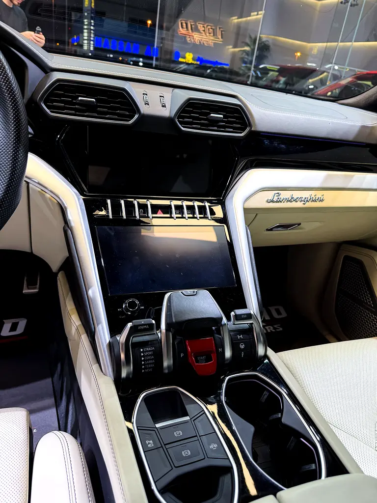 2020 LAMBORGHINI URUS ( GCC / STILL UNDER WARRANTY ) - Image 10