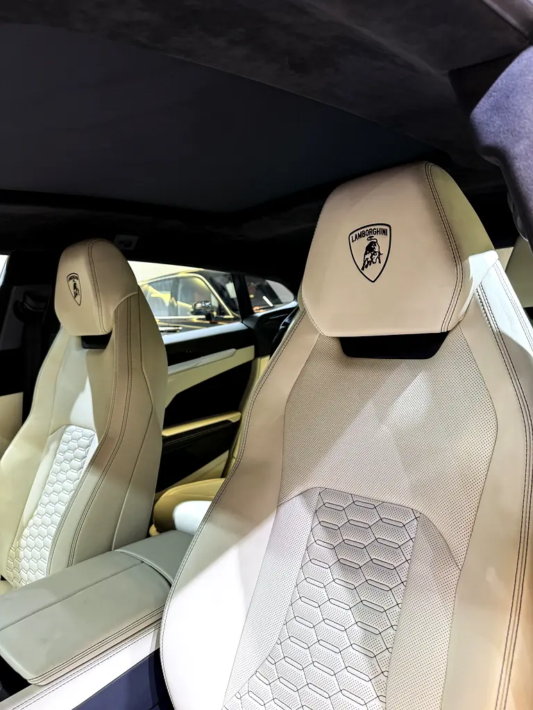 2020 LAMBORGHINI URUS ( GCC / STILL UNDER WARRANTY ) - Image 11