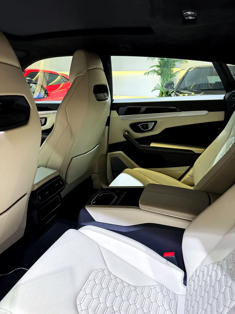 2020 LAMBORGHINI URUS ( GCC / STILL UNDER WARRANTY ) - Image 13