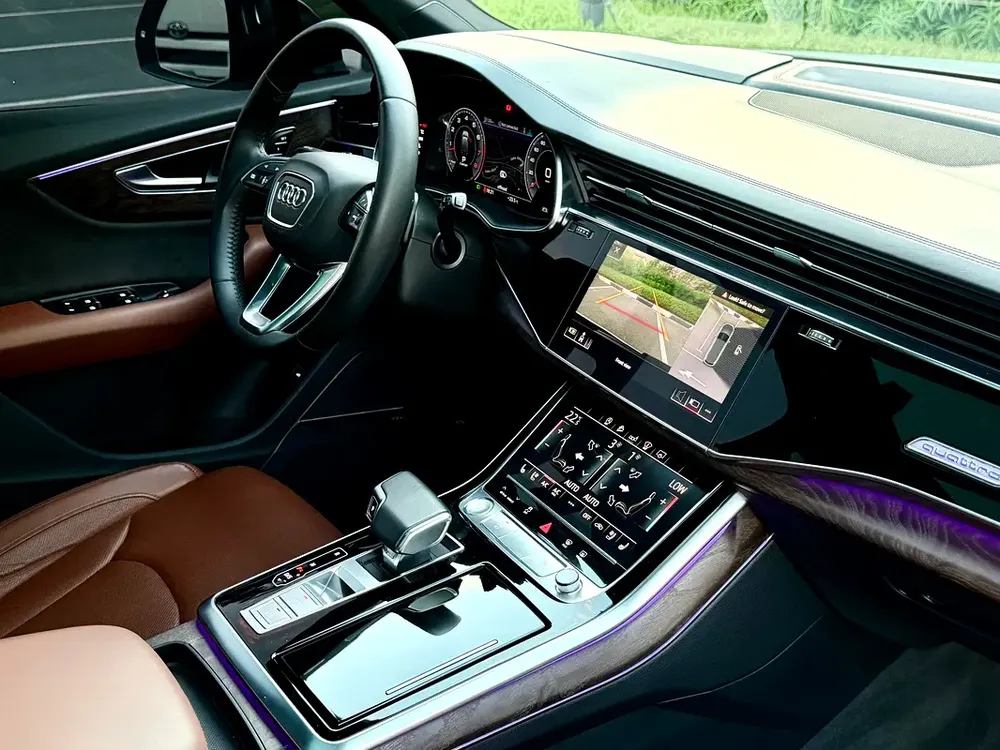 Audi Q7 S line 2020 GCC | WITH FULL SERVICE HISTORY BY AUDI DEALER | NEVER HAD ACCIDENT OR PAINT - Image 13