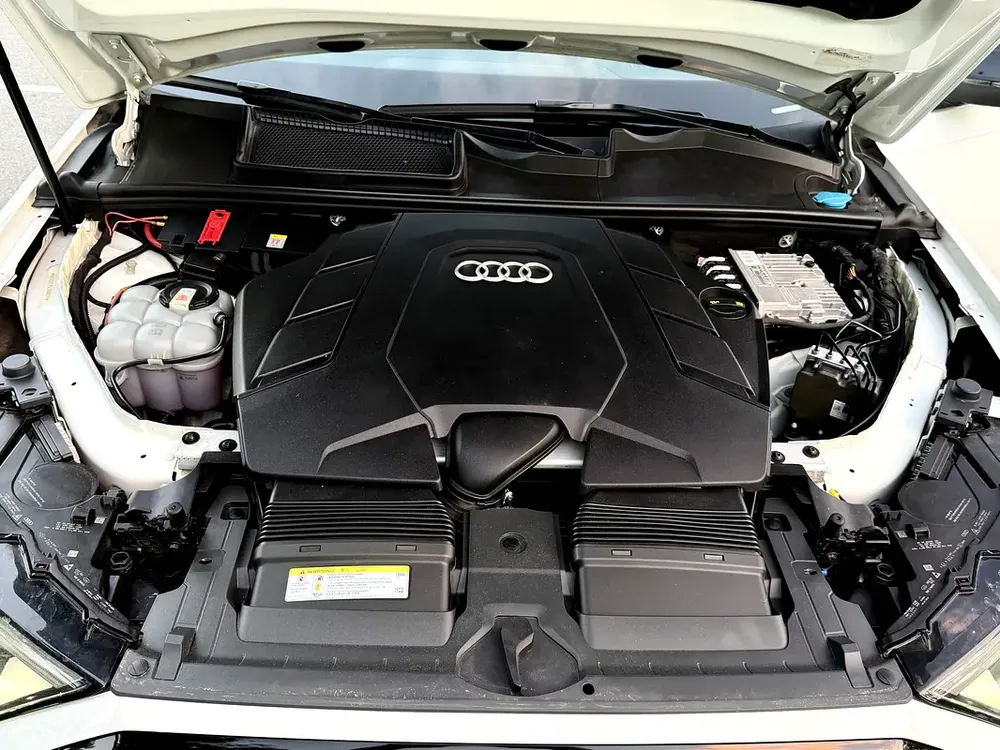 Audi Q7 S line 2020 GCC | WITH FULL SERVICE HISTORY BY AUDI DEALER | NEVER HAD ACCIDENT OR PAINT - Image 20