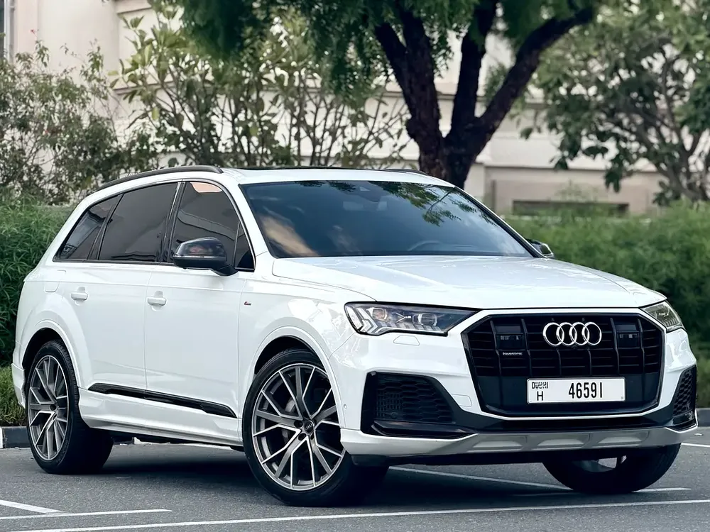 Audi Q7 S line 2020 GCC | WITH FULL SERVICE HISTORY BY AUDI DEALER | NEVER HAD ACCIDENT OR PAINT - Image 4