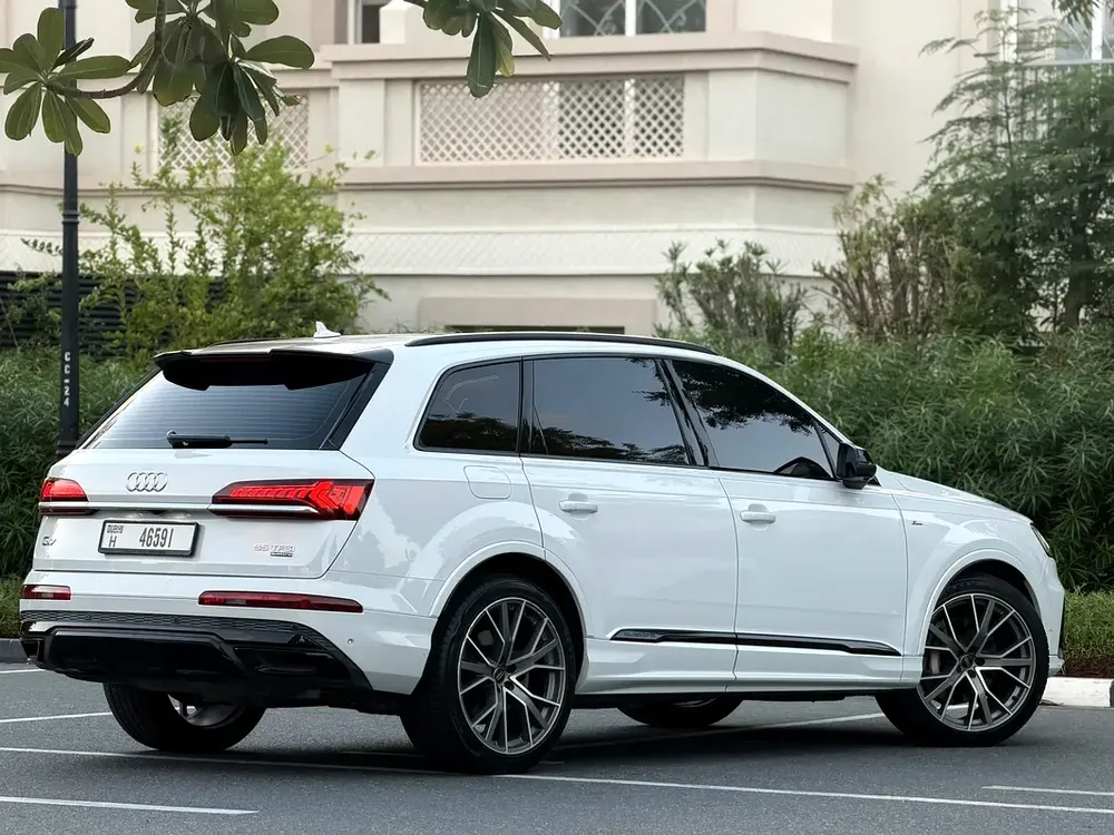 Audi Q7 S line 2020 GCC | WITH FULL SERVICE HISTORY BY AUDI DEALER | NEVER HAD ACCIDENT OR PAINT - Image 5