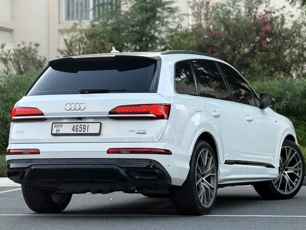 Audi Q7 S line 2020 GCC | WITH FULL SERVICE HISTORY BY AUDI DEALER | NEVER HAD ACCIDENT OR PAINT - Image 6