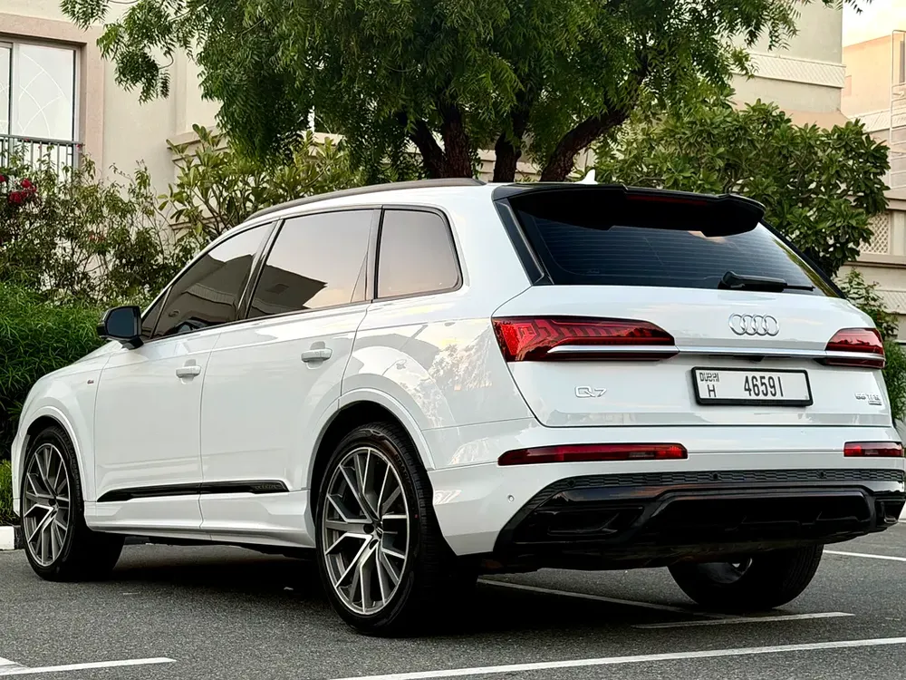 Audi Q7 S line 2020 GCC | WITH FULL SERVICE HISTORY BY AUDI DEALER | NEVER HAD ACCIDENT OR PAINT - Image 8