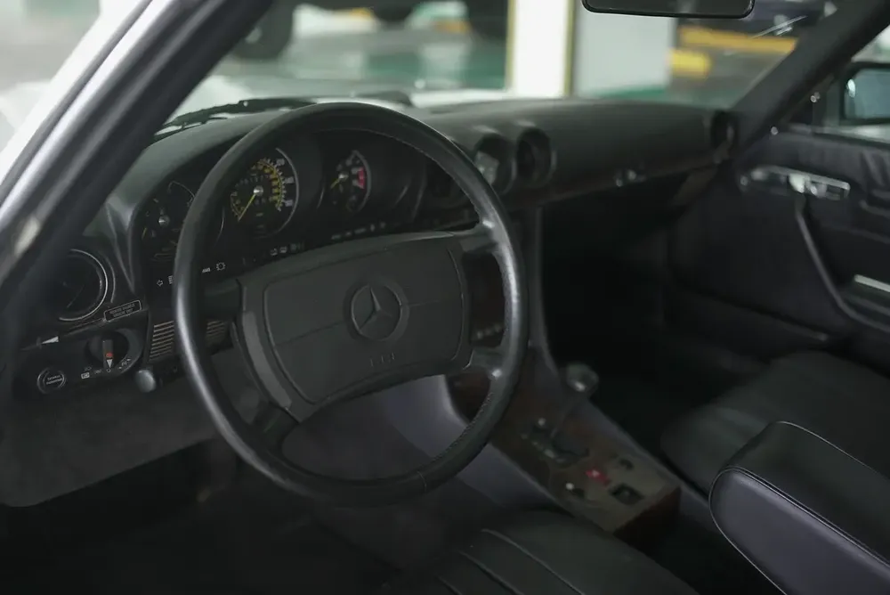 Mercedes-Benz SL 560 R107 Excellent Condition - Image 12