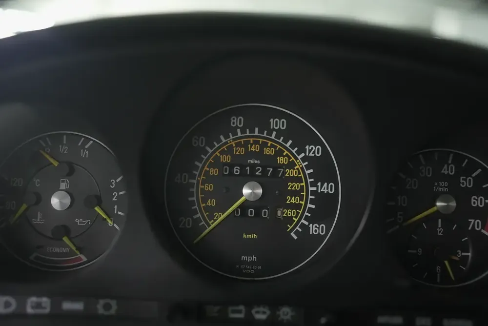 Mercedes-Benz SL 560 R107 Excellent Condition - Image 13