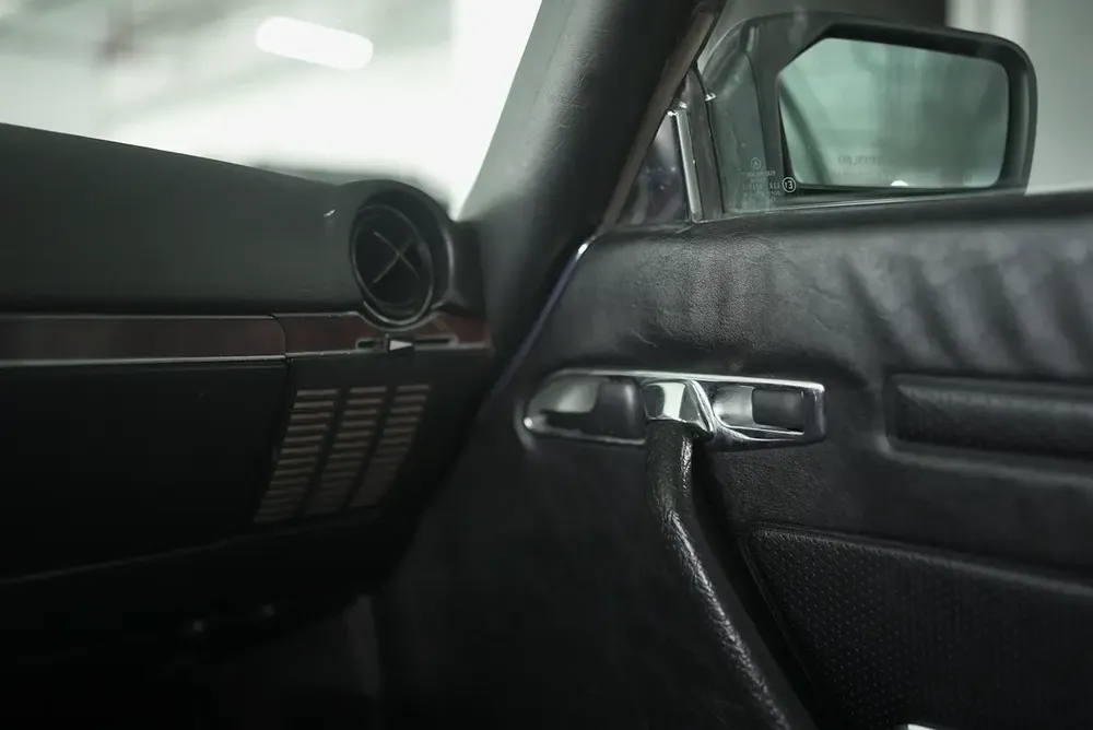 Mercedes-Benz SL 560 R107 Excellent Condition - Image 18