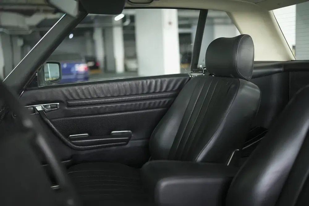 Mercedes-Benz SL 560 R107 Excellent Condition - Image 19