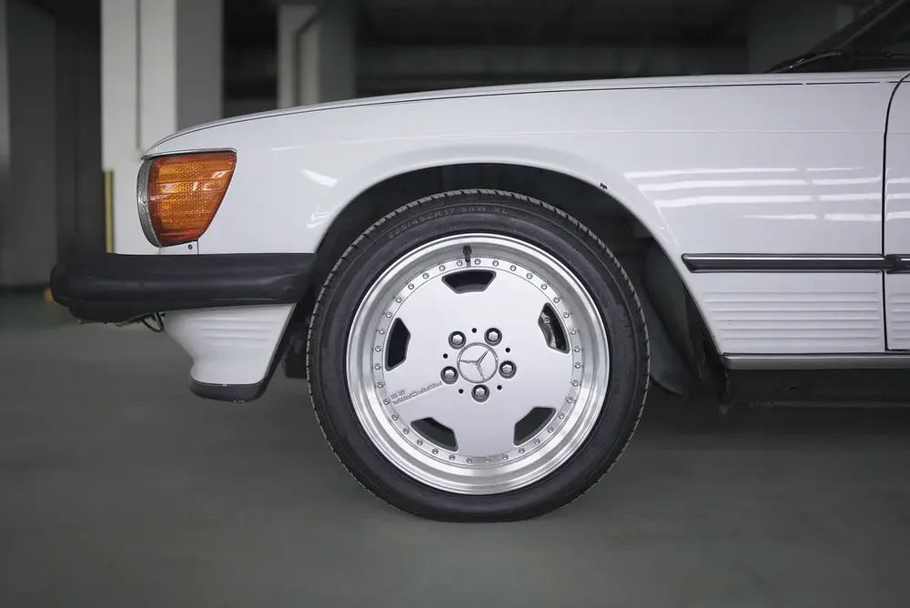 Mercedes-Benz SL 560 R107 Excellent Condition - Image 9