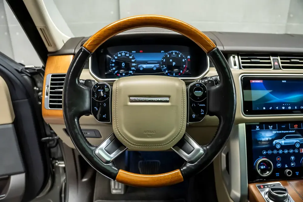 Land Rover Range Rover Vogue L 2018 - GCC Specs - Excellent Condition - Image 11