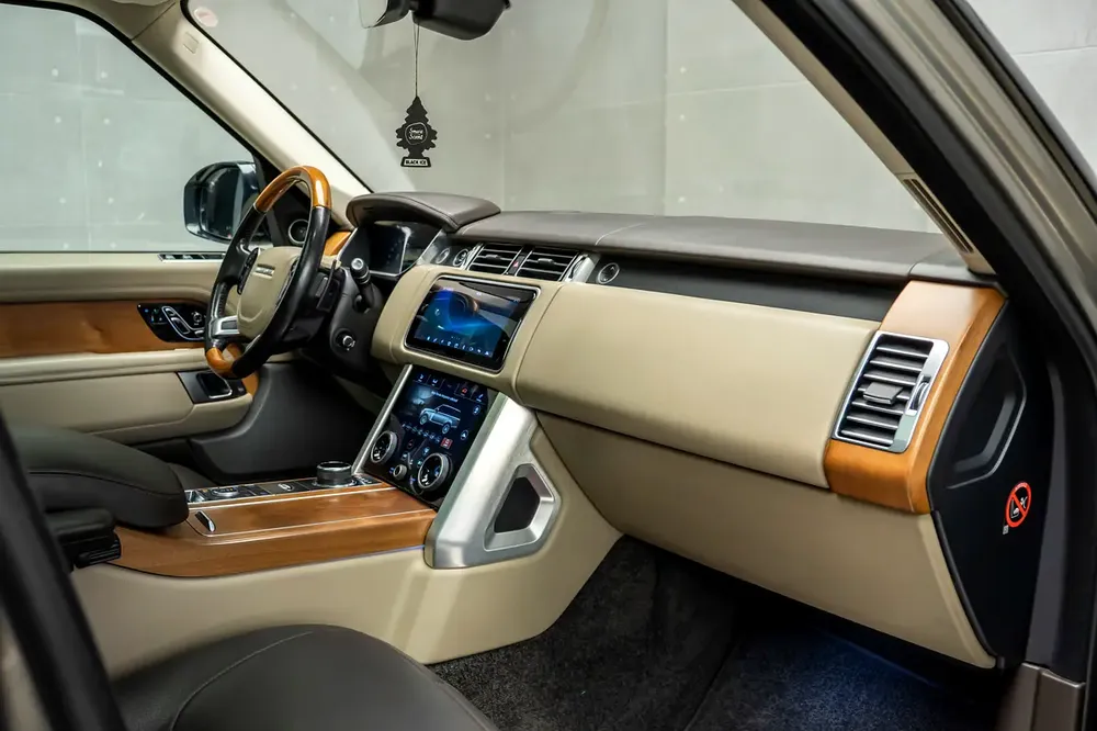 Land Rover Range Rover Vogue L 2018 - GCC Specs - Excellent Condition - Image 12