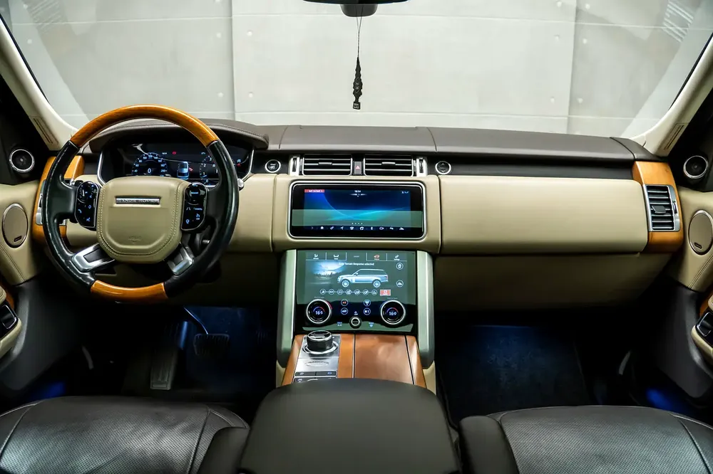 Land Rover Range Rover Vogue L 2018 - GCC Specs - Excellent Condition - Image 13