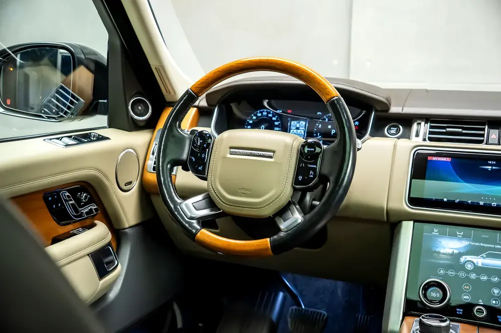 Land Rover Range Rover Vogue L 2018 - GCC Specs - Excellent Condition - Image 14