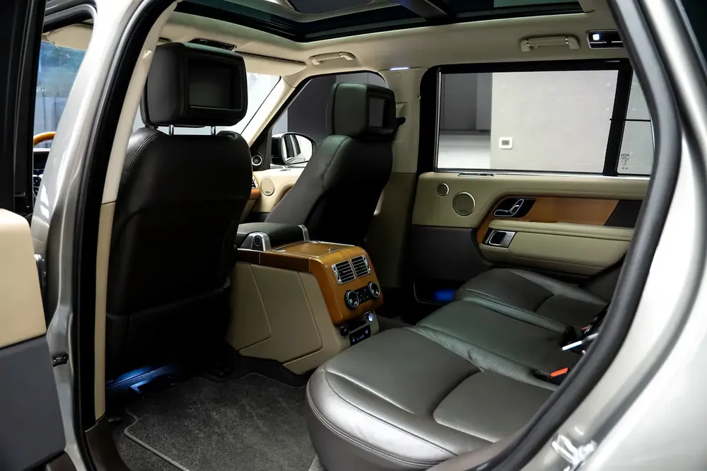 Land Rover Range Rover Vogue L 2018 - GCC Specs - Excellent Condition - Image 16
