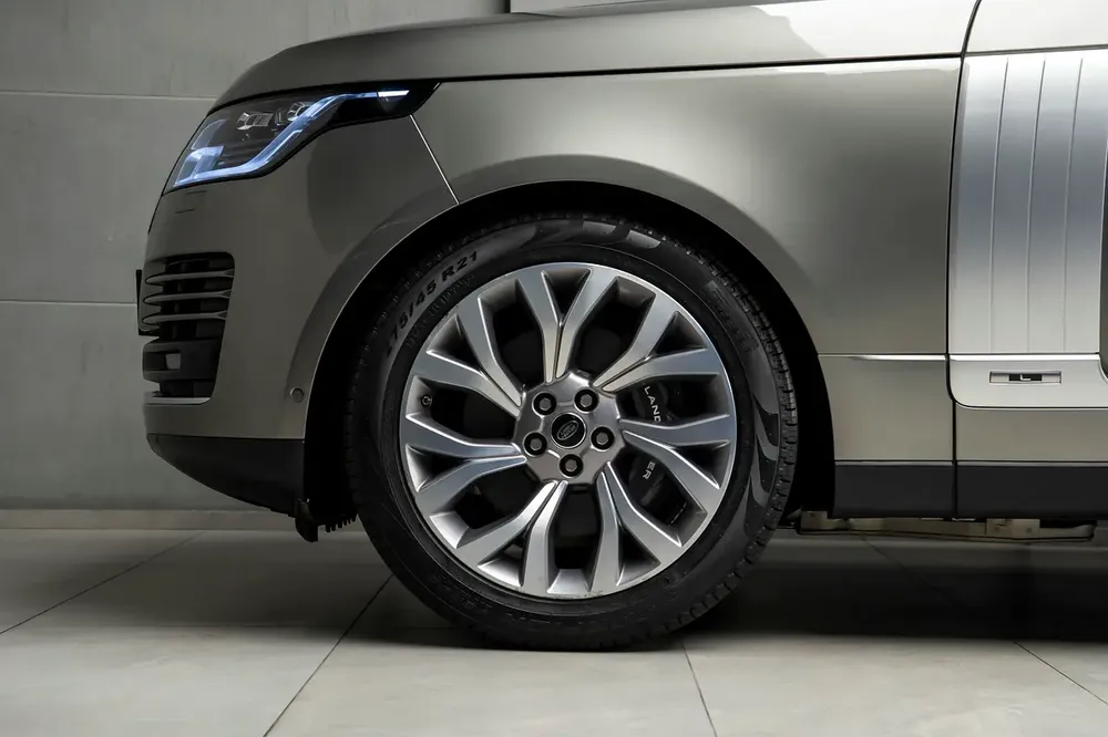Land Rover Range Rover Vogue L 2018 - GCC Specs - Excellent Condition - Image 5