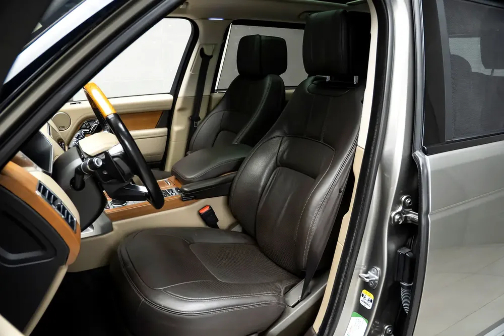 Land Rover Range Rover Vogue L 2018 - GCC Specs - Excellent Condition - Image 8