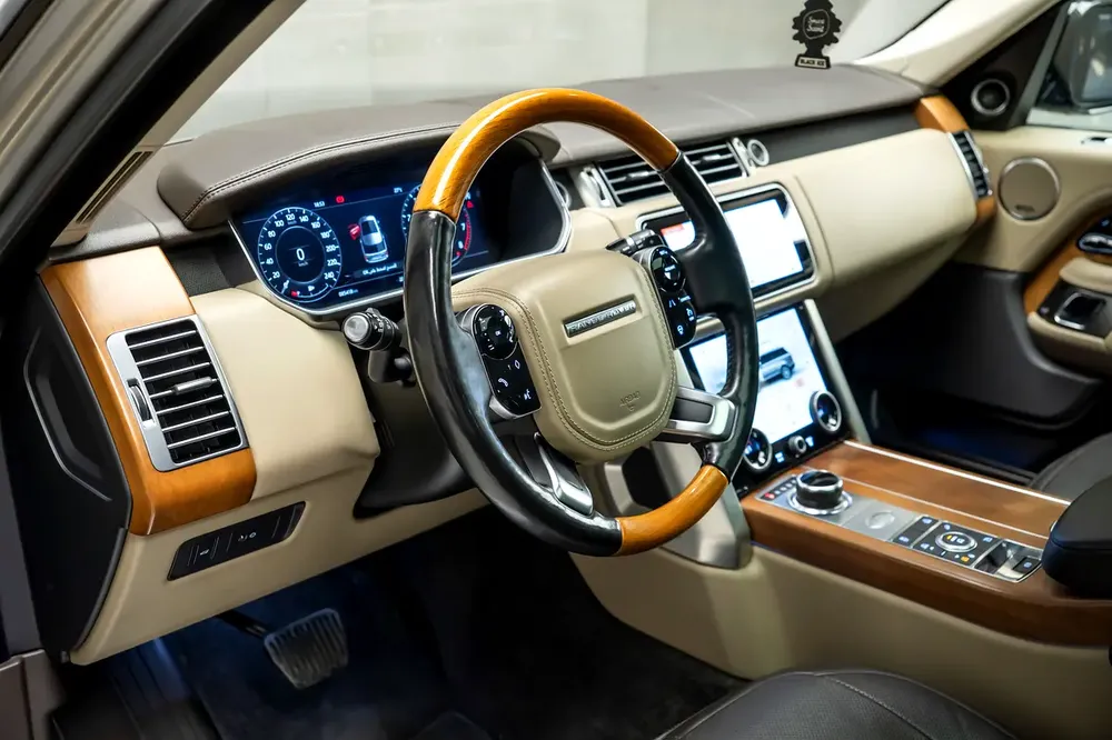 Land Rover Range Rover Vogue L 2018 - GCC Specs - Excellent Condition - Image 9