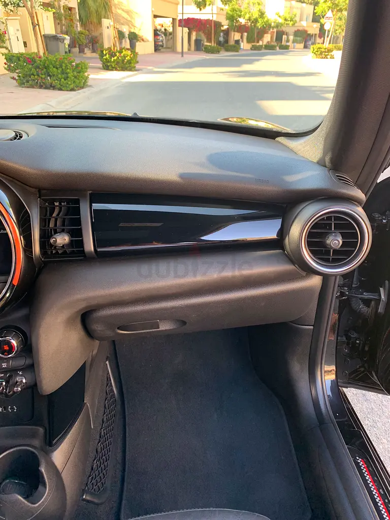 Stunning 2019 MINI Cooper S | GCC Specs | Low Mileage | Full Service History - Image 9