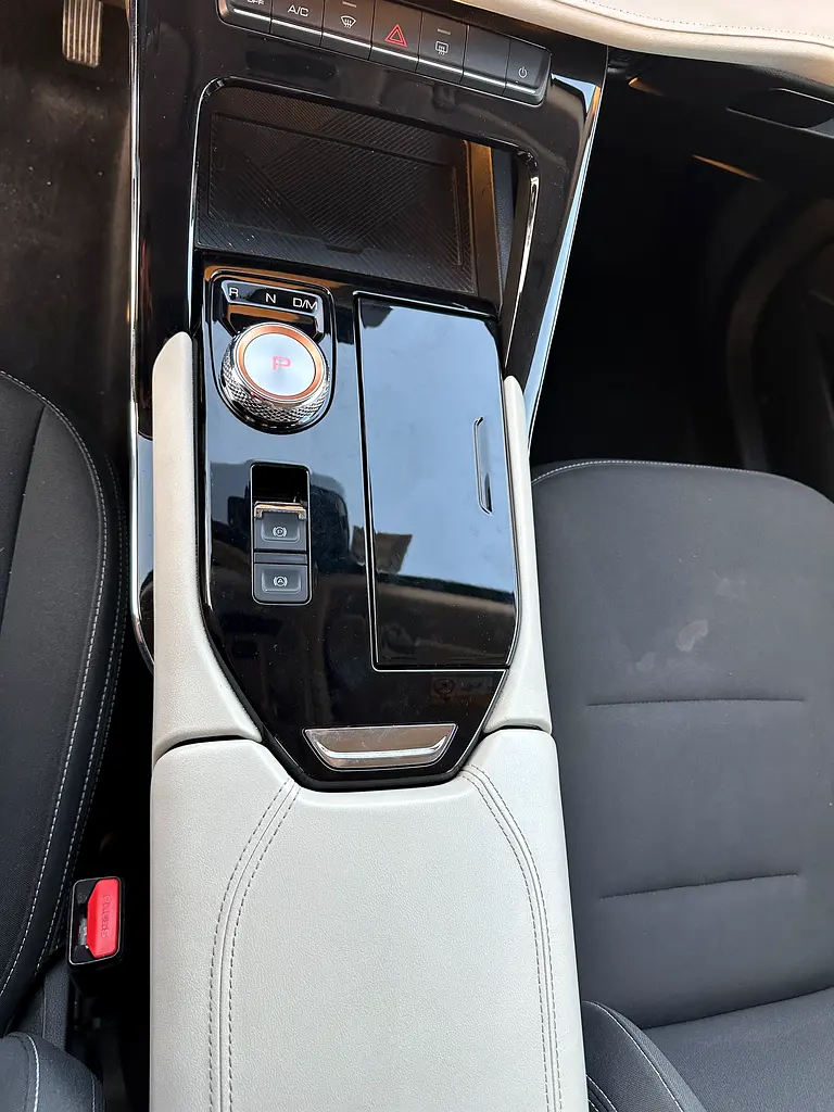 Under warranty till 2028 service history - Image 20