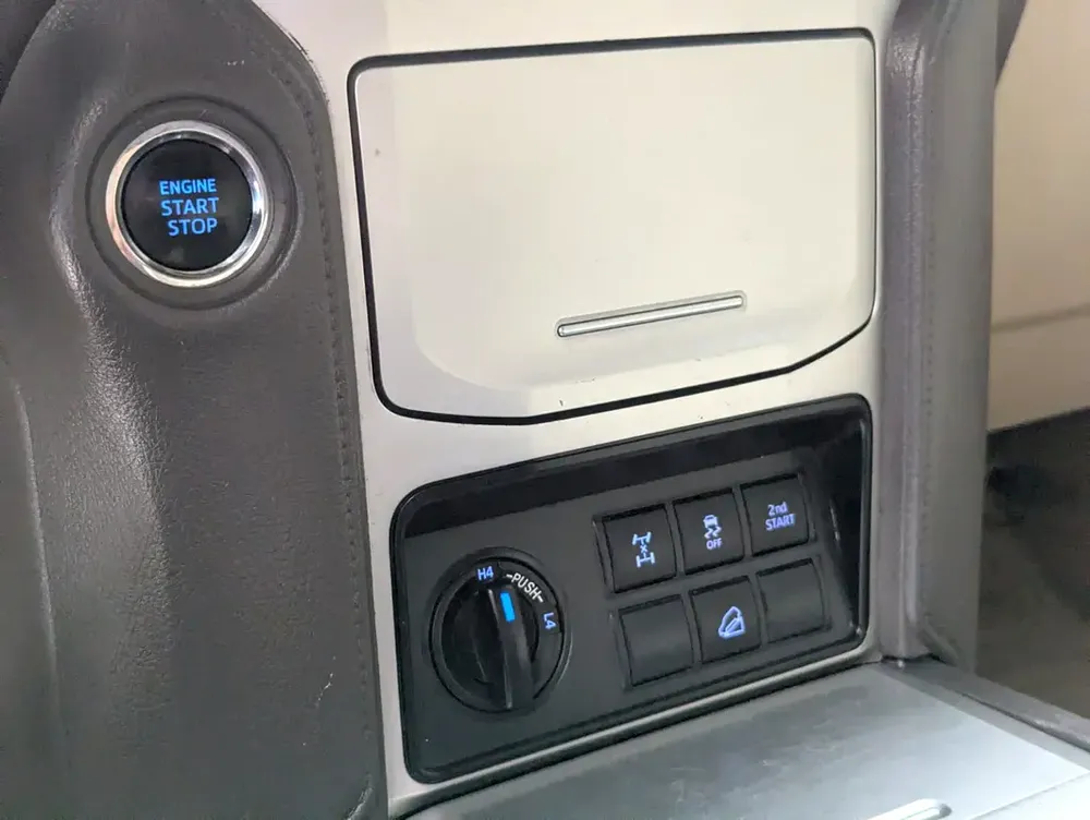 TOYOTA PRADO 2018 GCC V6 4.0L IN EXCELLENT CONDITION - Image 11