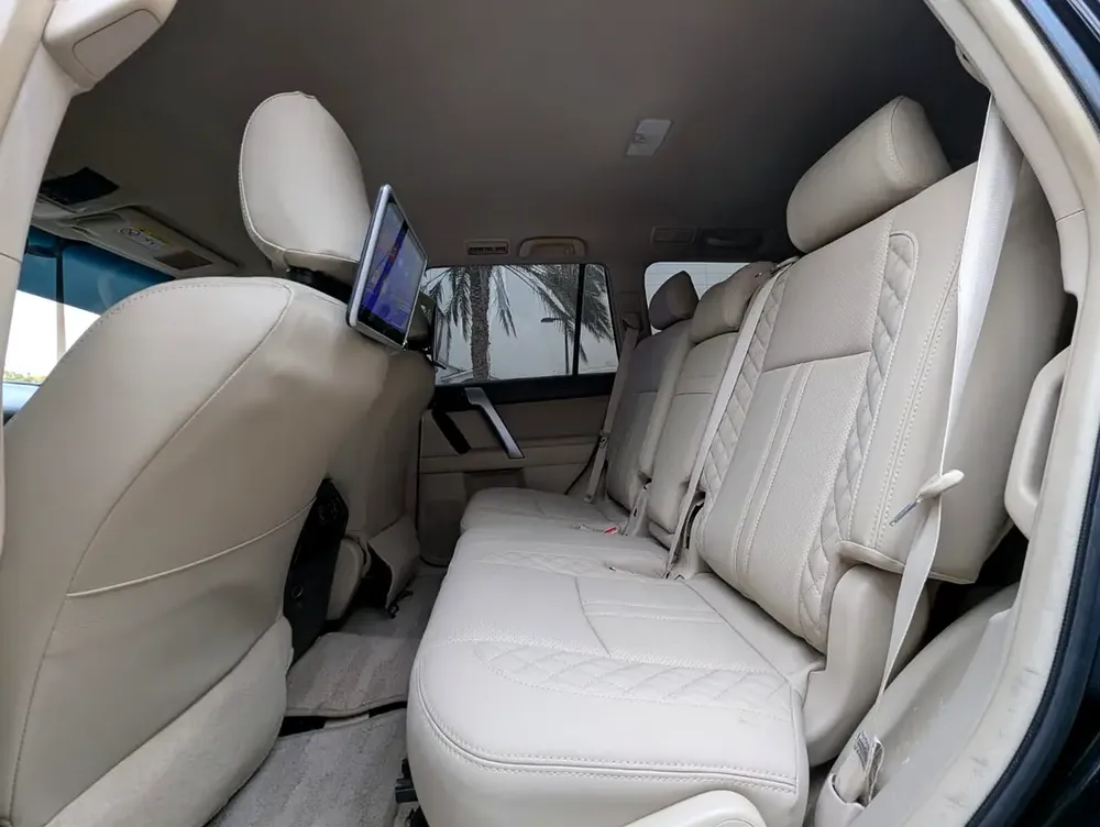 TOYOTA PRADO 2018 GCC V6 4.0L IN EXCELLENT CONDITION - Image 4