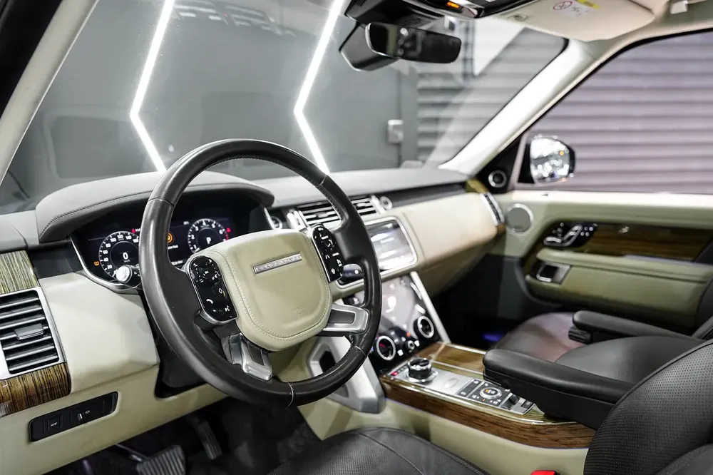 2019 Range Rover Vogue SE Supercharged LWB, Advanced Driver Assistance Pack, Panoramic Roof,GCC Spec - Image 4