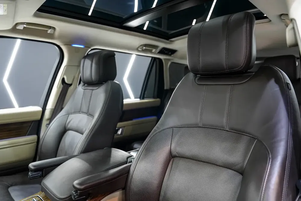 2019 Range Rover Vogue SE Supercharged LWB, Advanced Driver Assistance Pack, Panoramic Roof,GCC Spec - Image 5
