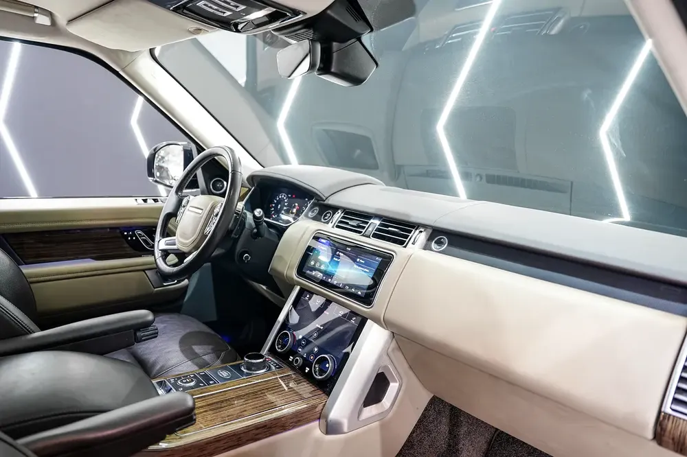 2019 Range Rover Vogue SE Supercharged LWB, Advanced Driver Assistance Pack, Panoramic Roof,GCC Spec - Image 7