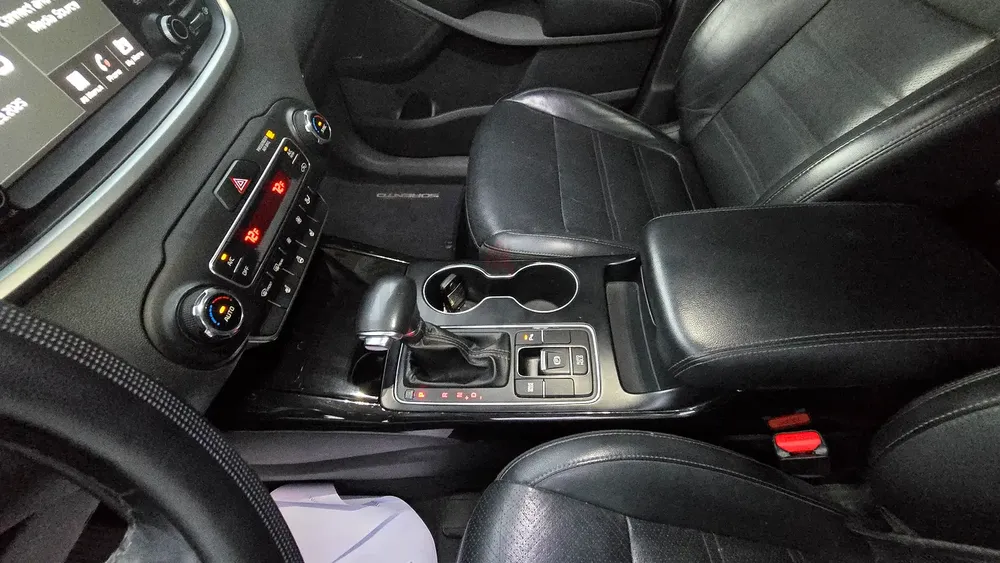 KIA Sorento SX Limited - Full-Option / Top Trim) - 2019 - Image 16