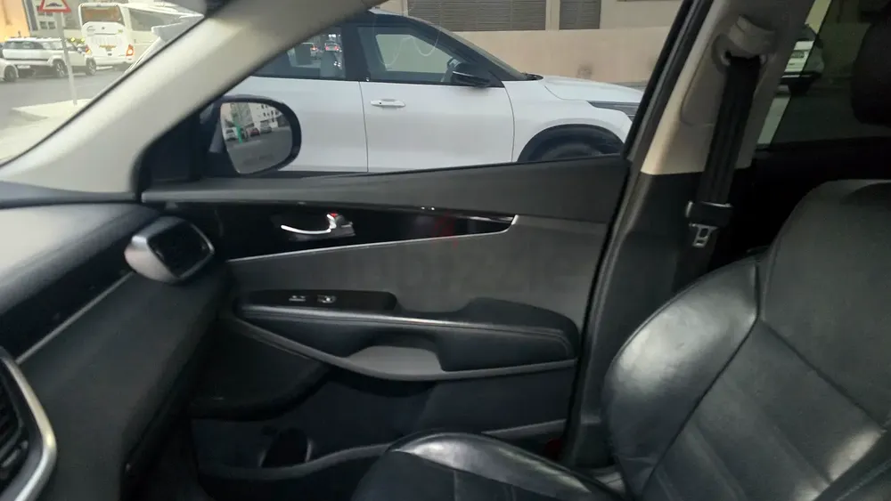 KIA Sorento SX Limited - Full-Option / Top Trim) - 2019 - Image 20