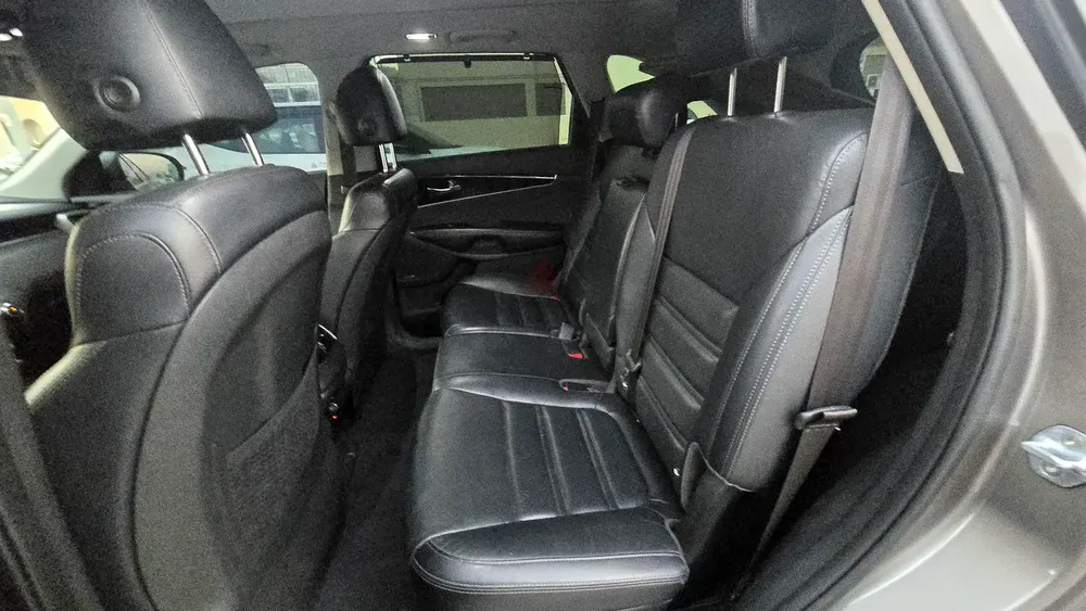 KIA Sorento SX Limited - Full-Option / Top Trim) - 2019 - Image 9