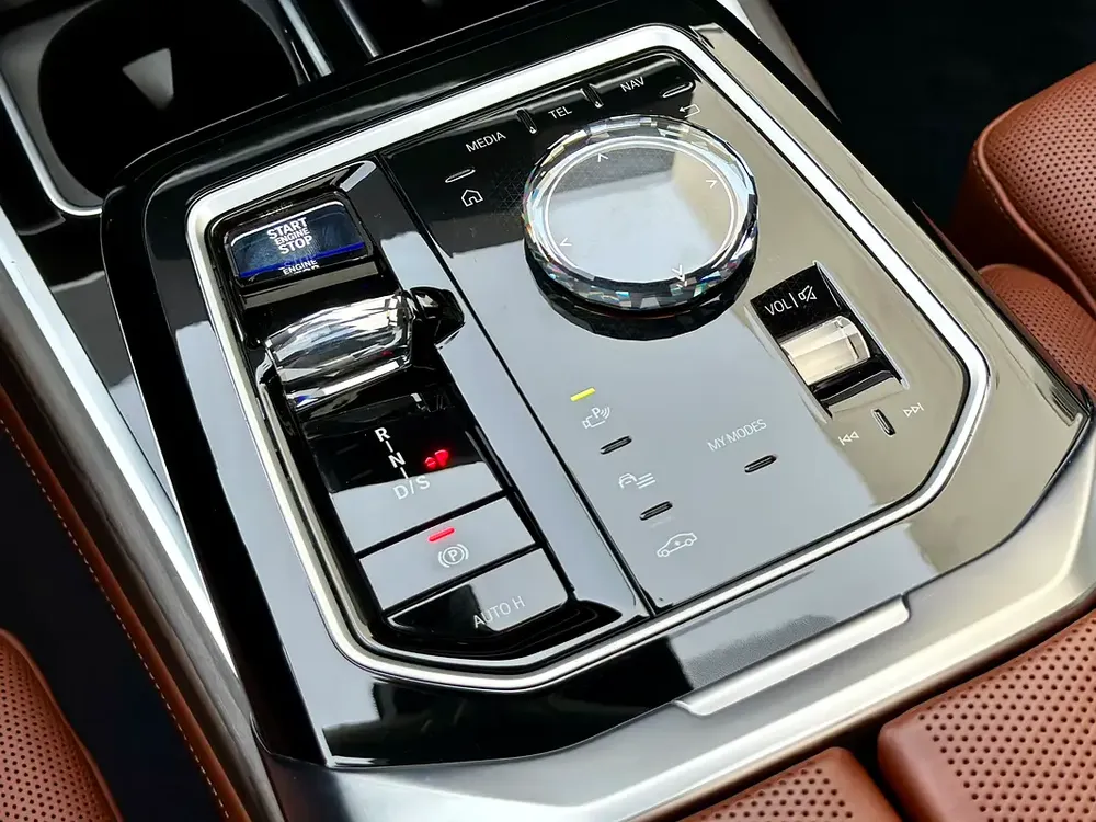 2024 BMW 760Li – CLEAN TITLE – CLEAN CARFAX - Image 17