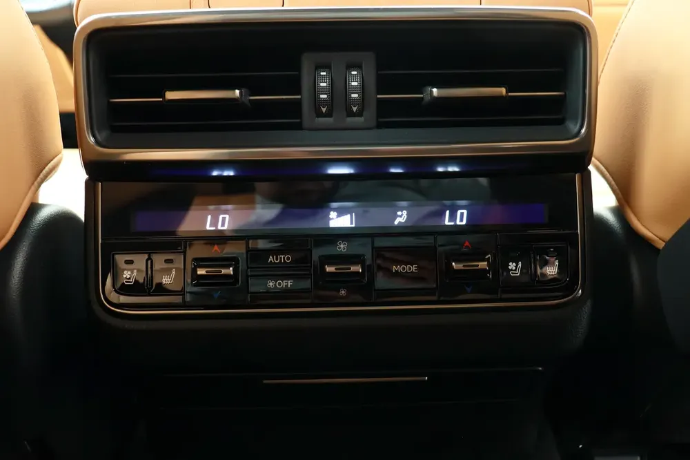 LEXUS 2024 LX SUV P 3.5L T AT Signature - Image 18