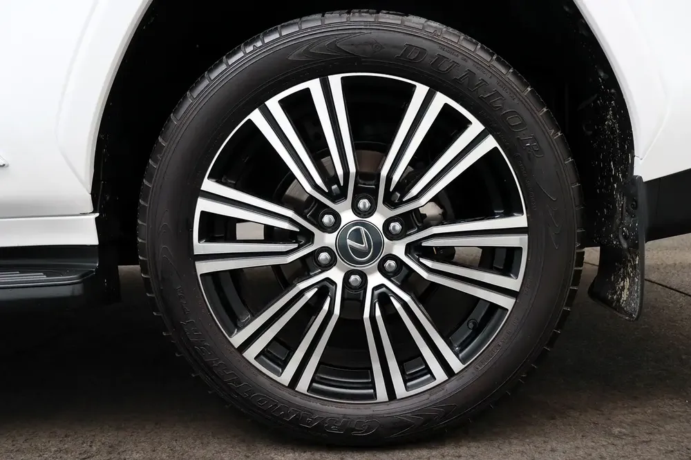 LEXUS 2024 LX SUV P 3.5L T AT Signature - Image 20