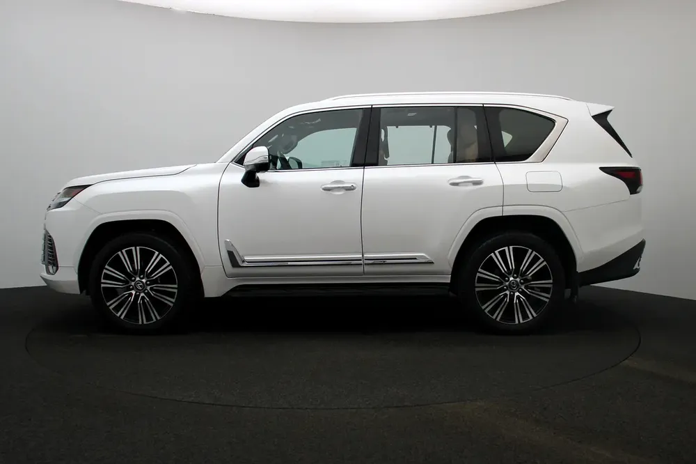 LEXUS 2024 LX SUV P 3.5L T AT Signature - Image 6