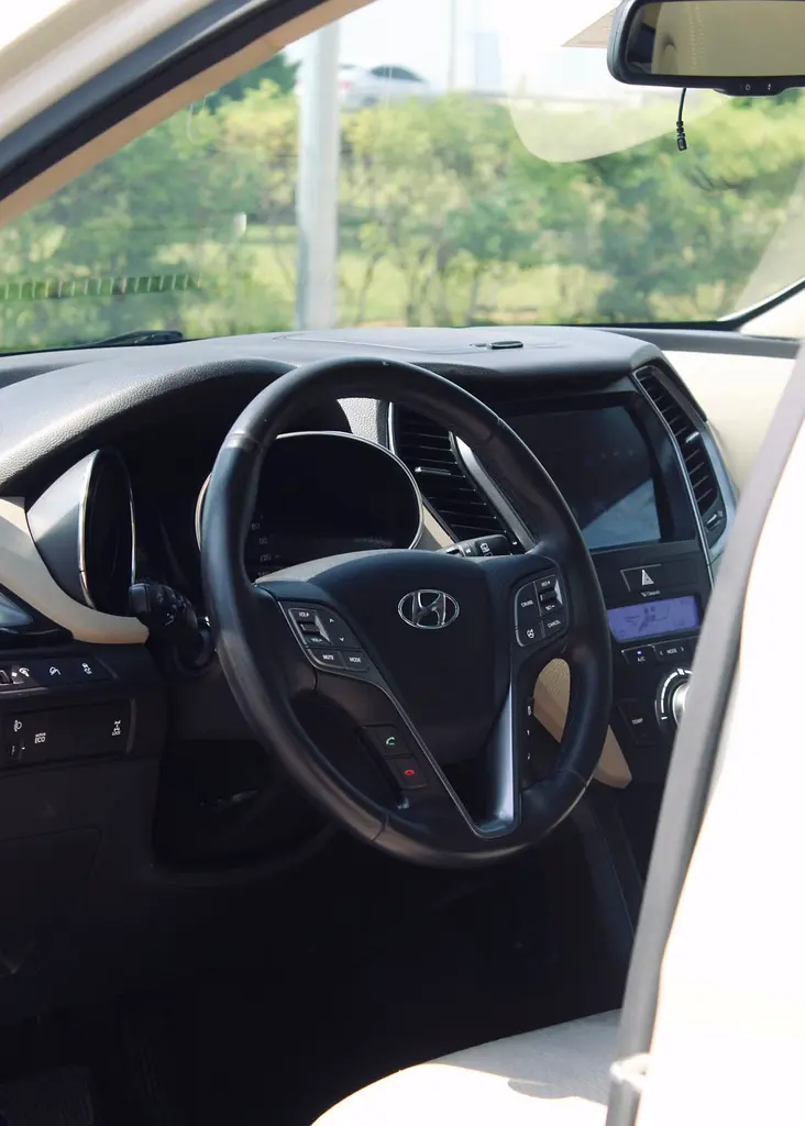 Hyundai Santa Fe Grand Edition 2015 - GCC Specs - Excellent Condition - Image 15