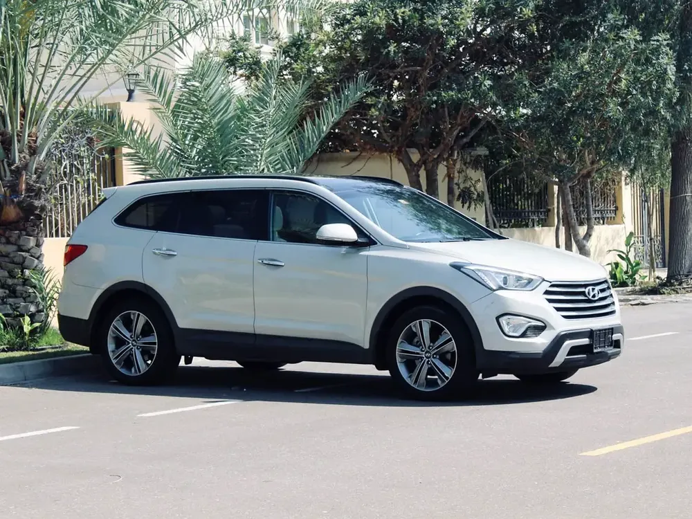Hyundai Santa Fe Grand Edition 2015 - GCC Specs - Excellent Condition - Image 4