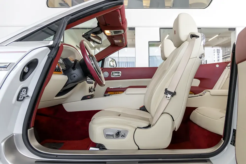 Rolls-Royce Dawn 2017 | Fully Loaded | GCC Specs | Mint Condition | "WARRANTY AVAILABLE" - Image 12