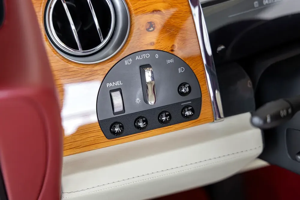 Rolls-Royce Dawn 2017 | Fully Loaded | GCC Specs | Mint Condition | "WARRANTY AVAILABLE" - Image 18