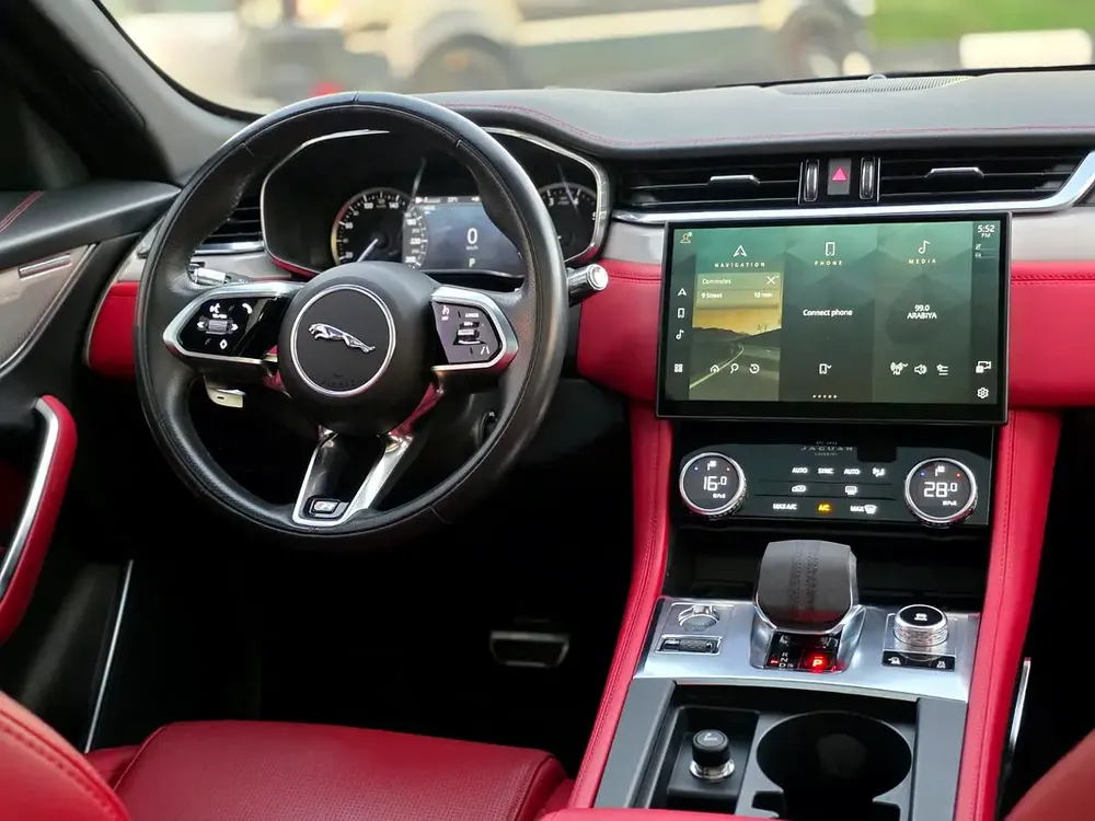 F-PACE 2022 GCC R DYNAMIC PERFECT CONDITION - Image 17