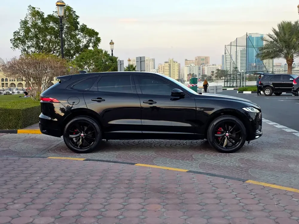 F-PACE 2022 GCC R DYNAMIC PERFECT CONDITION - Image 5