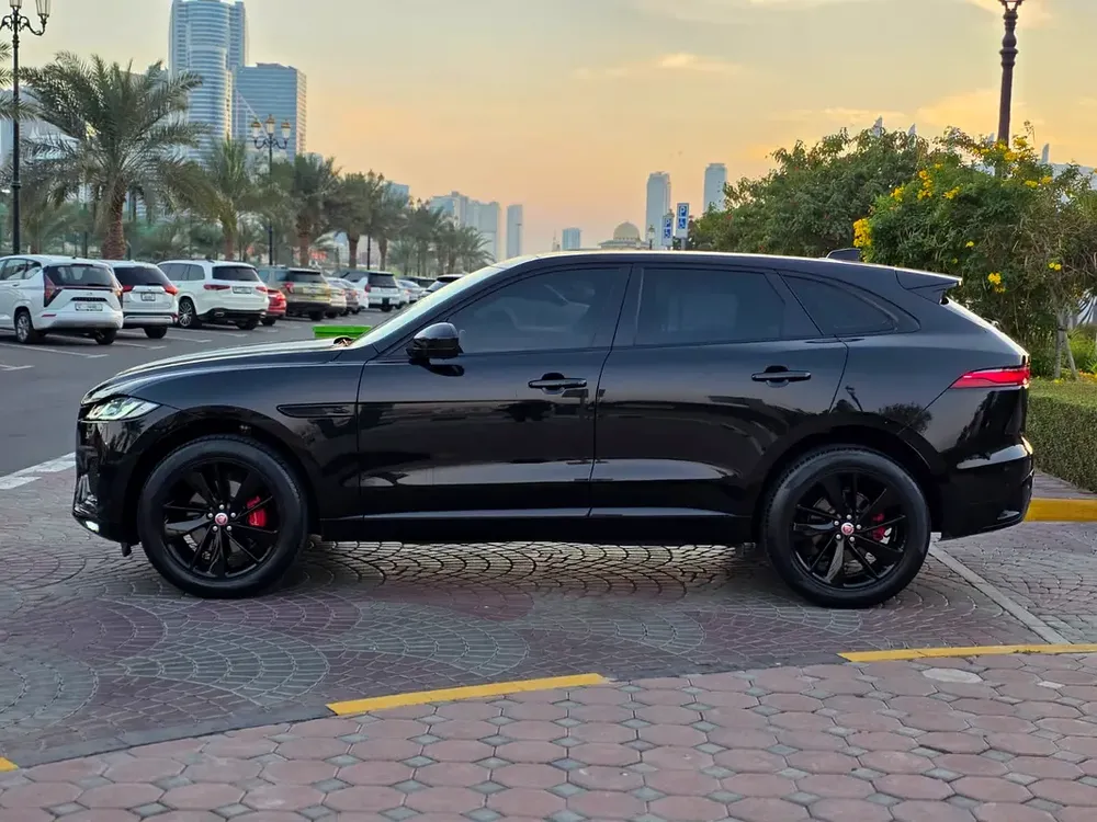 F-PACE 2022 GCC R DYNAMIC PERFECT CONDITION - Image 6