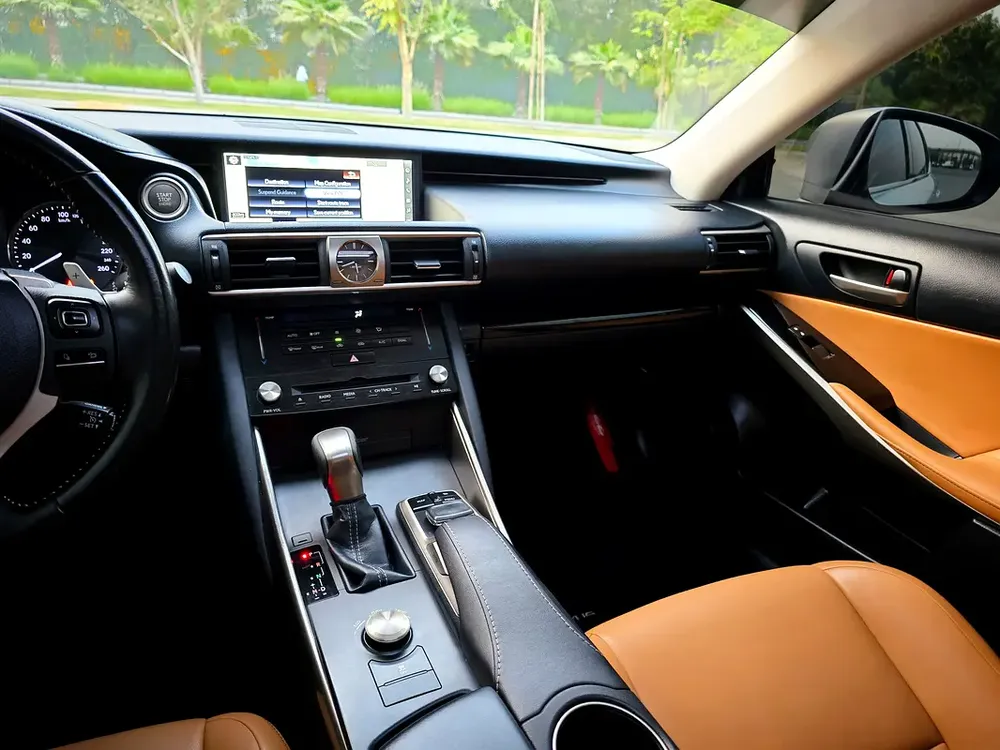 Lexus IS300 2018 | 2.0L - 4 Cylinder - Turbo | Full Agency Service History | 2 Keys | GCC Spec - Image 16