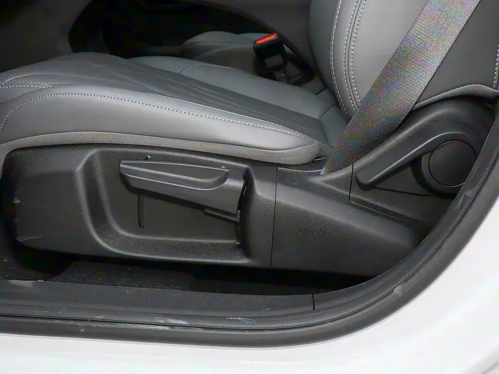 Geely Galaxy L6 EM-i 60km Launch Edition - Image 9
