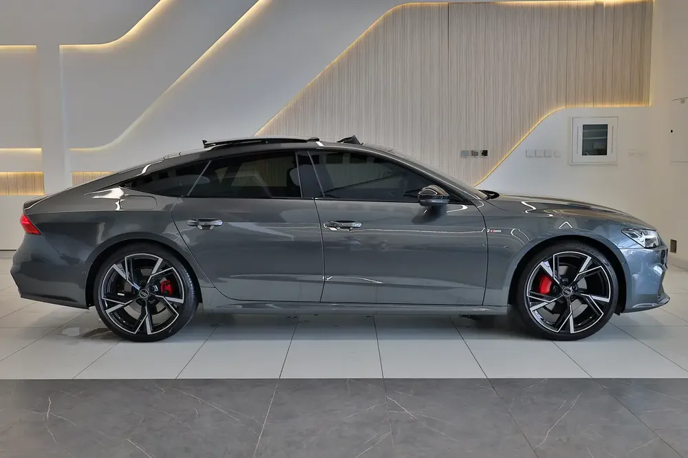 Audi A7 S-Line quattro 2025 GCC Specs-8000KM-UNDER WARRANTY  SERVICE-BRAND NEW - Image 7