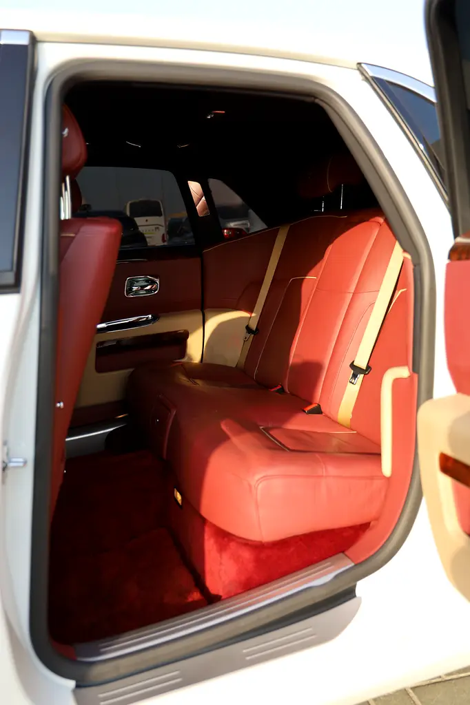 Rolls-Royce Ghost 2013 GCC,1st owner,full service history,original paint,2 keys,no accidents - Image 11